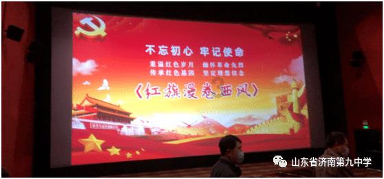 雪天女子骑车摔倒，索性躺地上自拍，在哪里跌倒就在哪里拍照
