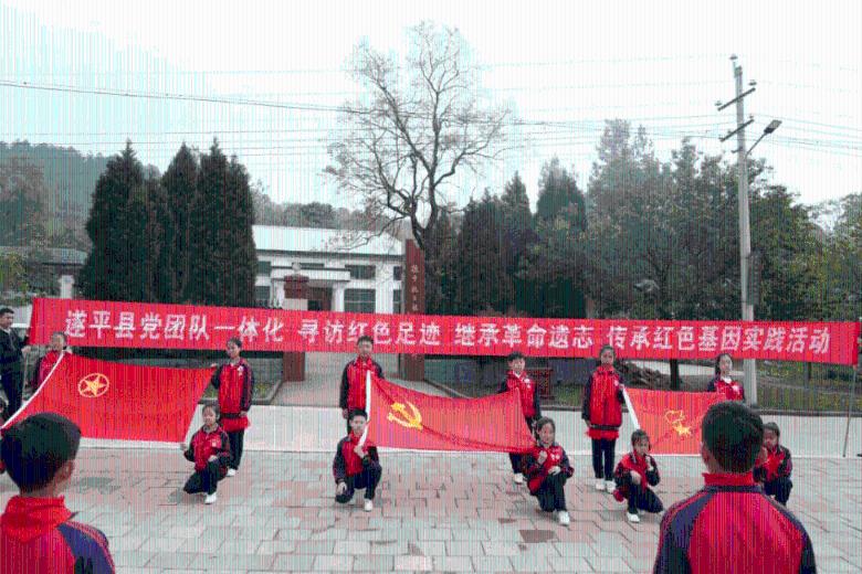 柳岩被路人拍摄的“生图”传出，这身材很真实了，柳岩真人差距很大吗？游戏画面