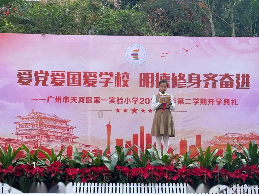应对降温降雪天气  重庆机场给飞机“洗澡”